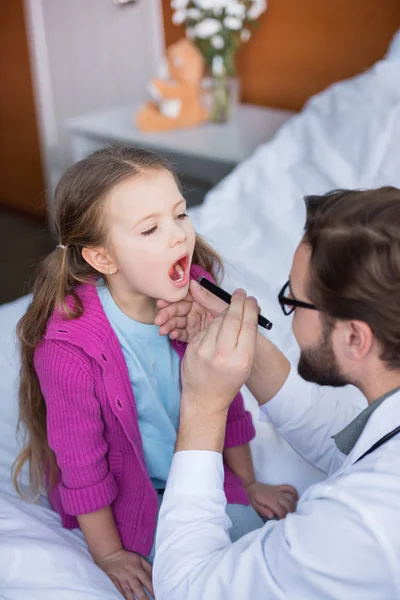 Médico y pequeño paciente — Stock Photo