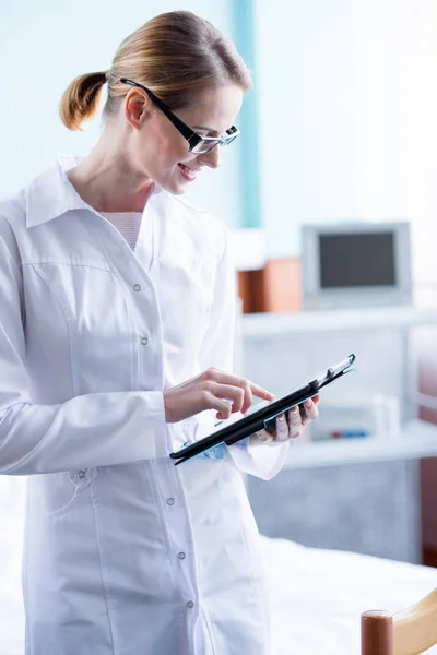 Doctor with digital tablet — Stock Photo