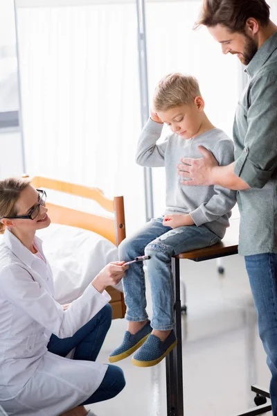 Médico inspeccionando niño pequeño - foto de stock