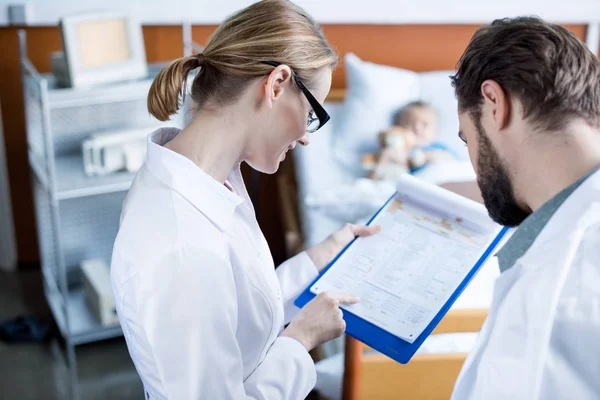 Homem conversando com médico — Fotografia de Stock