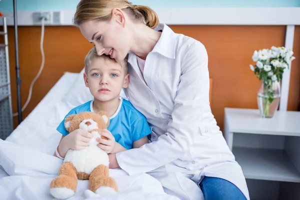 Arzt und kleiner Patient — Stockfoto