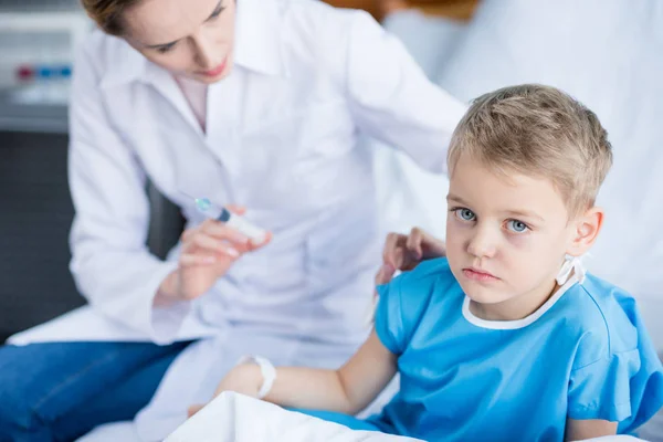 Doctor making injection — Stock Photo