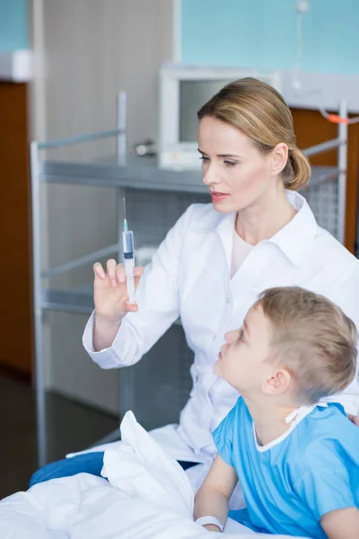 Doctor making injection — Stock Photo