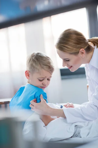 Médecin faisant l'injection — Photo de stock