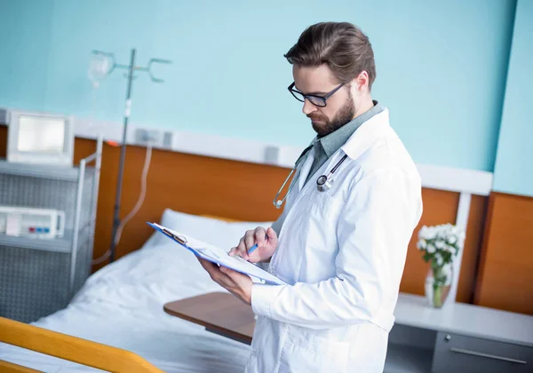 Médico masculino com área de transferência — Fotografia de Stock