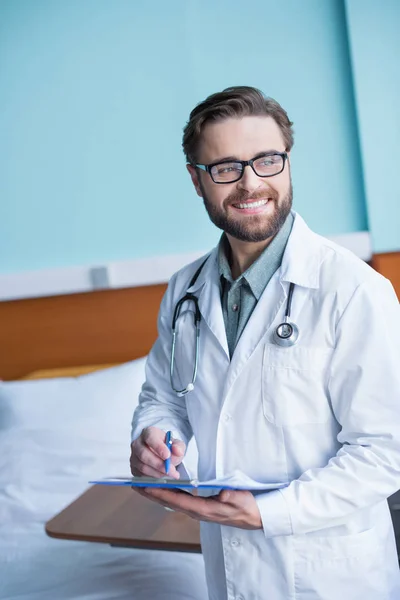 Médico masculino com área de transferência — Fotografia de Stock