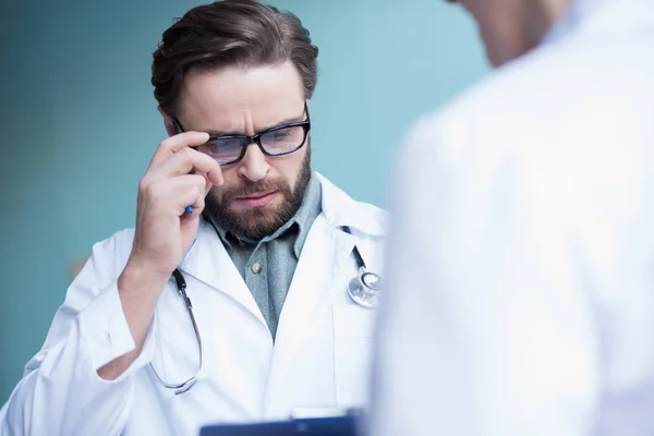 Joven doctor masculino - foto de stock