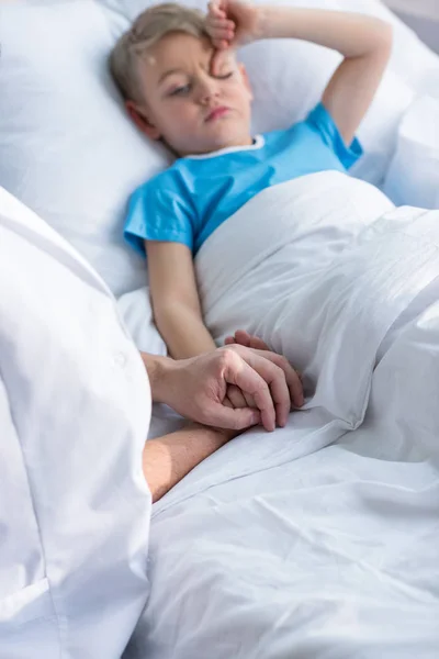 Маленький хлопчик у лікарні — Stock Photo