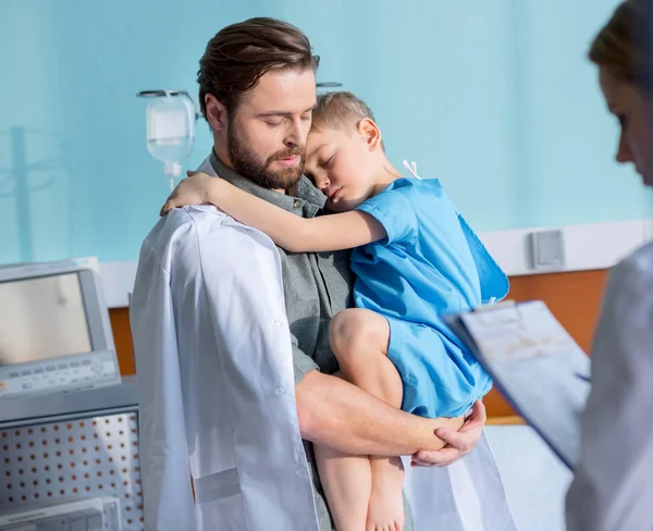Pai e filho visitando médico — Fotografia de Stock