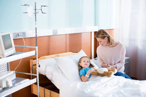 Mujer con hija en el hospital - foto de stock