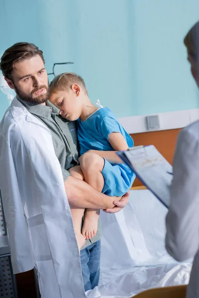 Père et fils médecin visiteur — Photo de stock