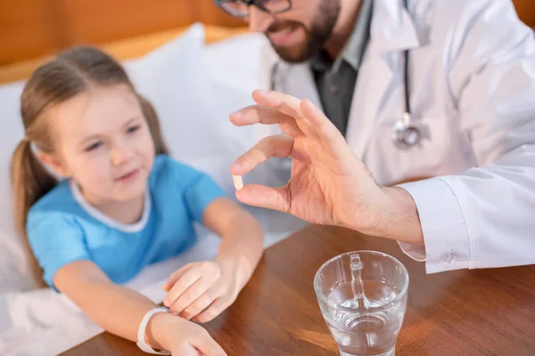 Médico dando medicamentos al paciente - foto de stock