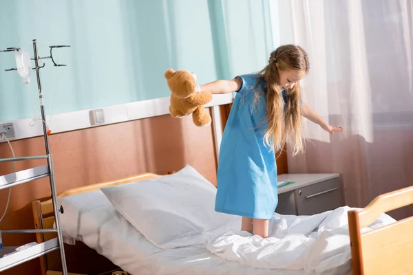 Niña jugando en el hospital - foto de stock