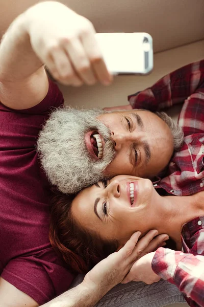 Älteres Paar macht Selfie — Stockfoto