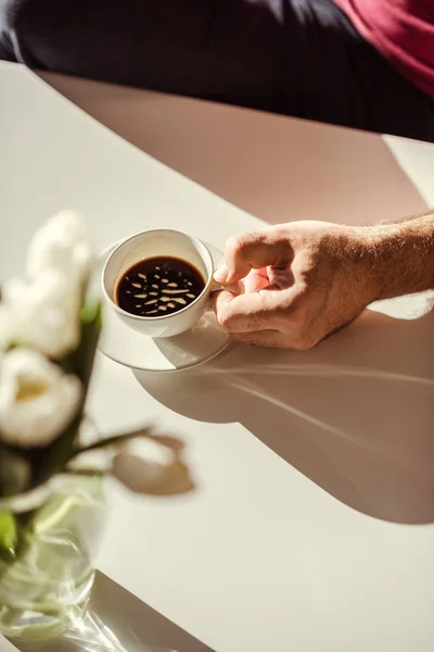 Homem segurando copo de café — Fotografia de Stock