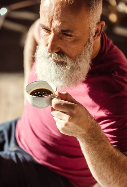 Homme tenant tasse de café — Photo de stock