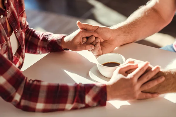 Pareja cogida de la mano - foto de stock