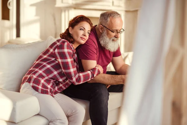 Pareja madura relajándose - foto de stock