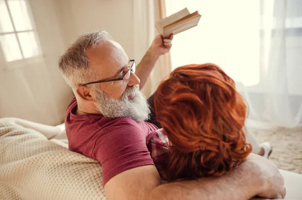 Casal maduro relaxante — Fotografia de Stock