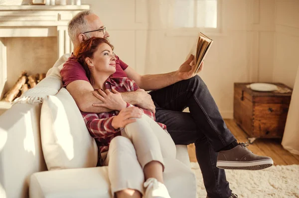 Pareja madura relajándose - foto de stock