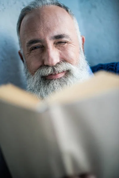 Hombre leyendo libro - foto de stock