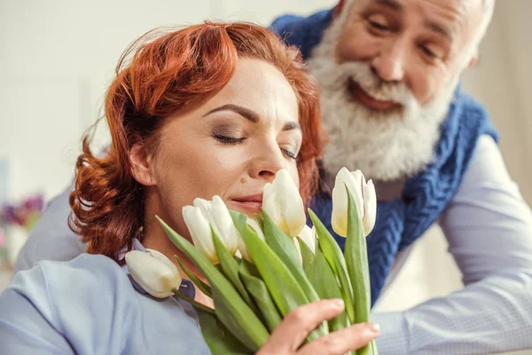 Pareja madura con flores - foto de stock