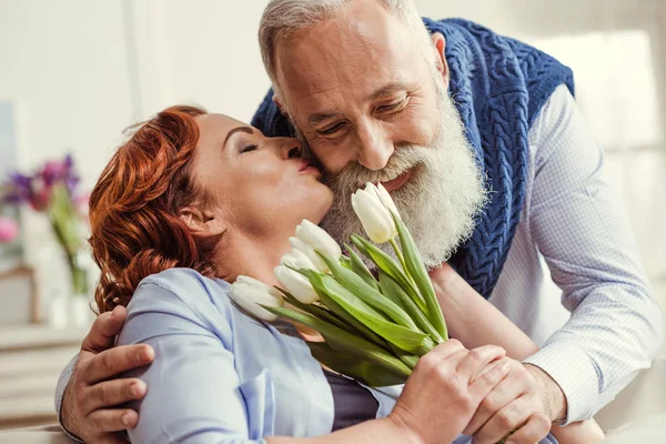 Pareja madura con flores - foto de stock