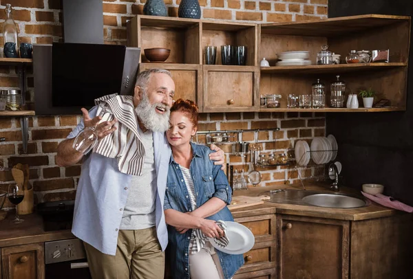 Pareja madura en cocina - foto de stock