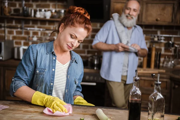 Coppia matura in cucina — Foto stock