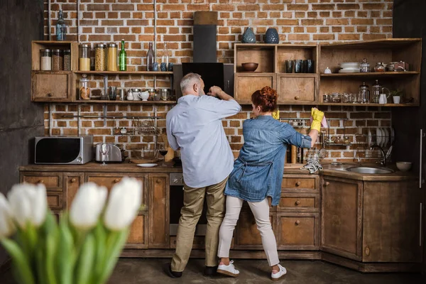 Pareja madura en cocina - foto de stock