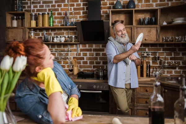 Mature couple in kitchen — Stock Photo