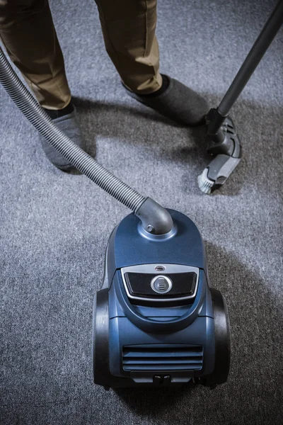 Homme avec aspirateur — Photo de stock