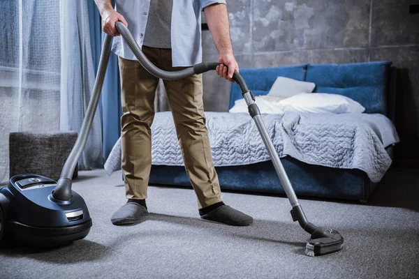 Homme avec aspirateur — Photo de stock