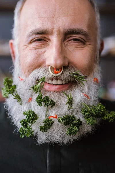 Uomo anziano con verdure in barba — Foto stock