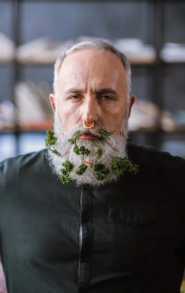 Homme âgé avec des verts dans la barbe — Photo de stock
