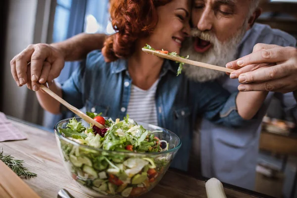 Couple cuisine salade de légumes — Photo de stock
