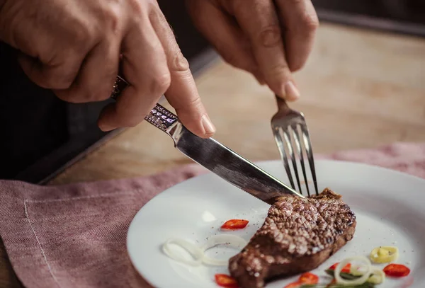 Uomo che mangia bistecca — Foto stock