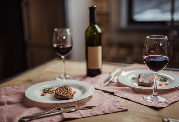 Red wine and steaks — Stock Photo