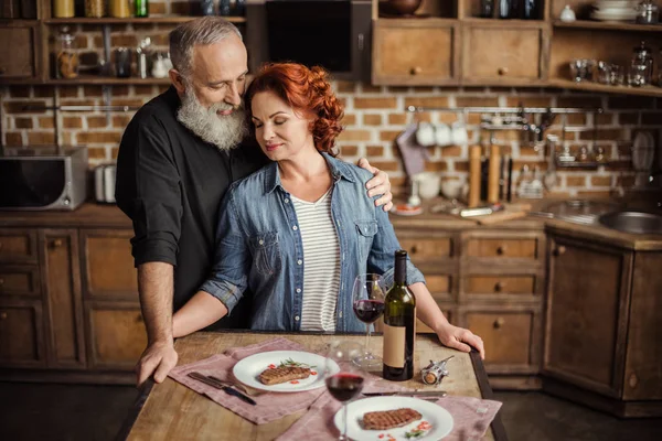 Pareja madura en cocina - foto de stock