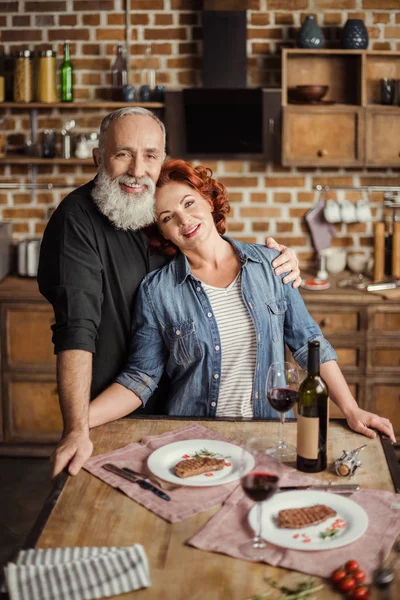 Pareja madura en cocina - foto de stock