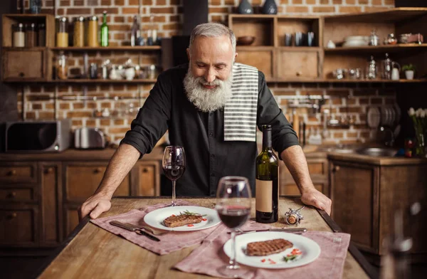 Senior homem na cozinha — Fotografia de Stock