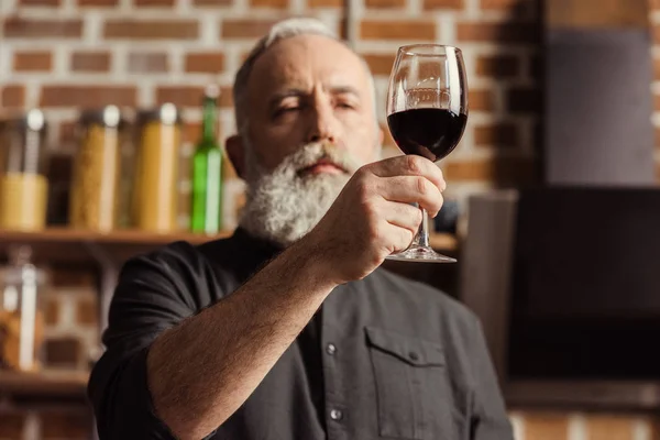 Homem segurando copo de vinho — Fotografia de Stock