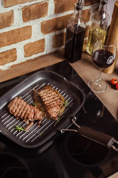 Grilled steaks in frying pan — Stock Photo