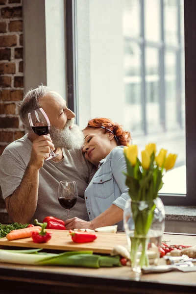 Reifes Paar mit Wein — Stockfoto