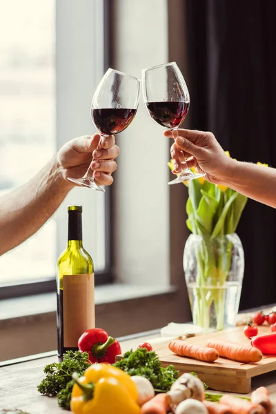 Paar jubelt mit Wein — Stockfoto