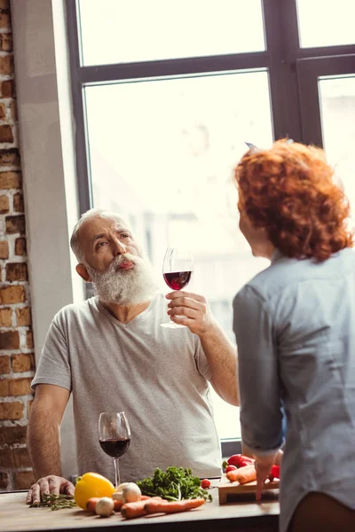 Homme essayant le vin rouge — Photo de stock
