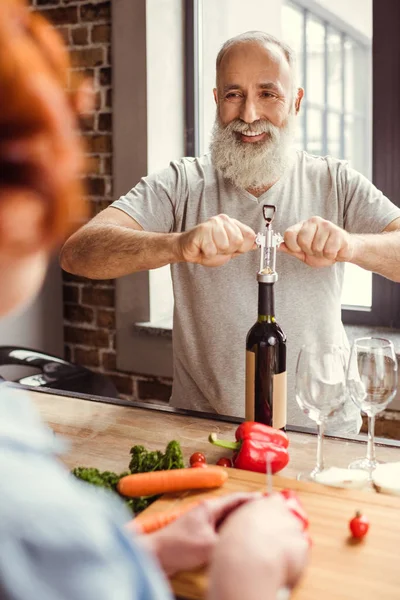 Uomo aprendo il vino — Foto stock