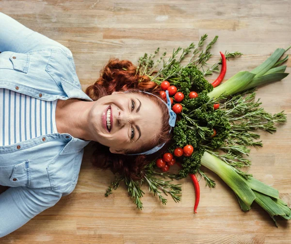 Femme en couronne d'herbes et de légumes — Photo de stock