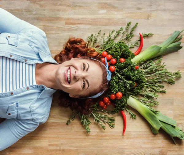 Mulher em erva e coroa vegetal — Fotografia de Stock