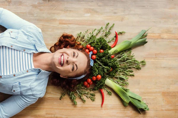 Mulher em erva e coroa vegetal — Fotografia de Stock